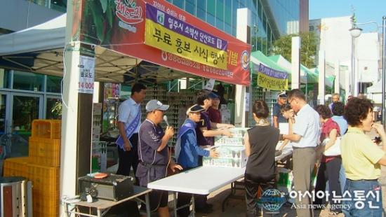 사진은 서울시민을 대상으로 단산포도 직거래 행사가 열리고 있는 모습. (사진제공=영주시청) ⓒ2009 welfarenews