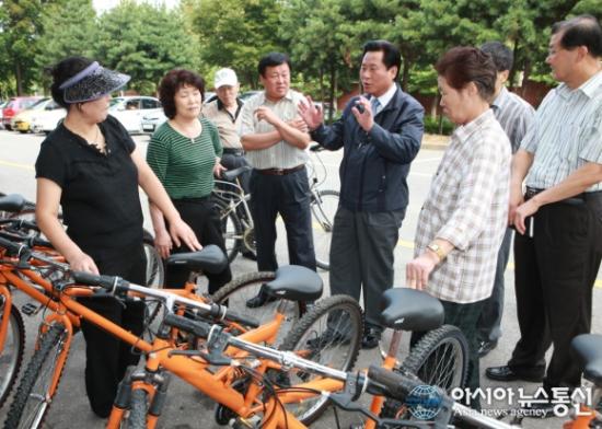 지난 16일 노재영 경기도 군포시장은 가양아파트에 재생 자전거 25대를 전달했다. 사진은 노 시장이 재생 자전거에 대해 설명하고 있는 장면.(사진제공=경기 군포시청)  ⓒ2009 welfarenews