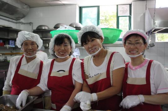 참사리터(경로식당) - 청결을 위한 투명마스크 착용 ⓒ2009 welfarenews