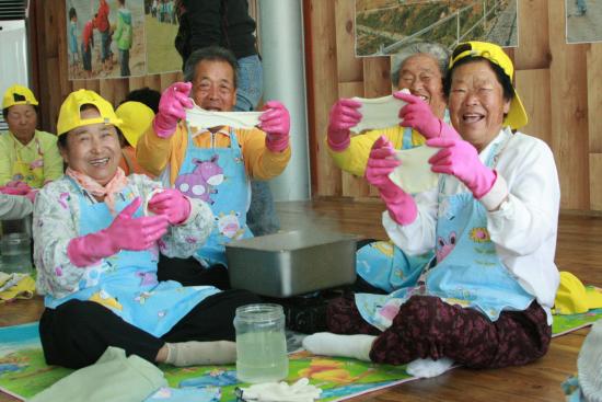 하보전 어르신들이 '보고 듣고 느끼는  행복한 치즈체험'에 참가해 즐거워하고 있다. ⓒ2009 welfarenews