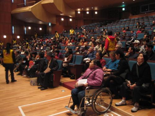 아름다운 국악선율을 감상하기 위해 기다리고 있는 시각장애인과 자원봉사자들의 모습, 부산국립국악원 ⓒ2009 welfarenews