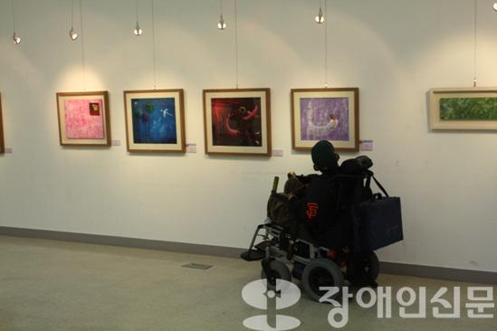 한 관람객이 ‘희망나눔 그림전시회’에서 탁용준 화백의 작품을 감상하고 있다. ⓒ2009 welfarenews
