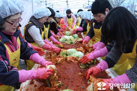 ‘따뜻한 겨울나기’행사에 참가한 자원봉사자들이 저소득 가구에 전달될 김치를 담그고 있다. ⓒ2009 welfarenews