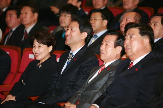 한나라당 전여옥 의원, 서울시 오세훈 시장, 김형수 영등포구청장이 함께 자리에 앉아 있다 (왼쪽부터) ⓒ2010 welfarenews