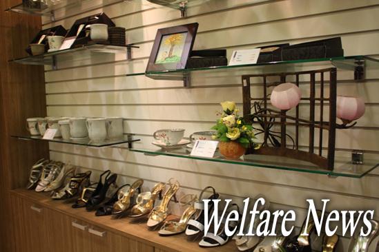 행복플러스가게 2층에는 구두, 소품을 비롯한 300여종의 장애인생산품이 전시돼 있다. ⓒ2010 welfarenews