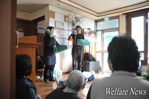 서울시의 찾아가는 맞춤형 어르신 소방안전교육이 진행되고 있다. 사진제공/ 서울시  ⓒ2010 welfarenews
