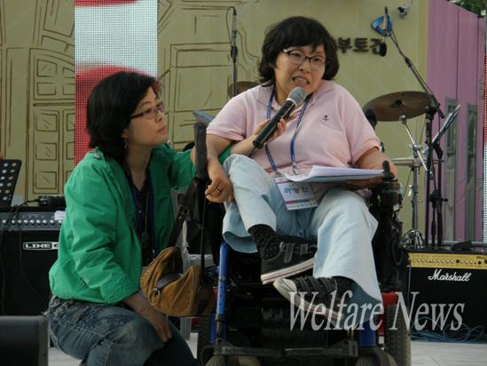 우리동작IL 자립생활지원 팀장 이정신 활동가가 'MB정권에서 더 살기 어려워진 여성 중증장애인'이라는 주제로 자기주장을 발표하고 있다.
 ⓒ2010 welfarenews