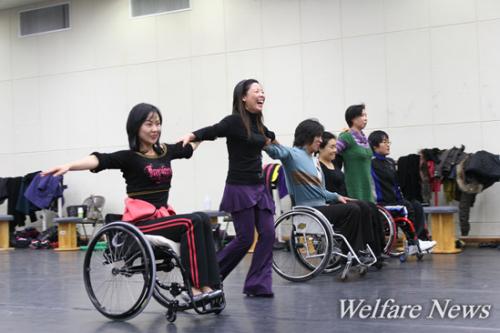 휠체어장애인들이 생활체육으로 댄스스포츠를 즐기고 있다. 이와 같은 생활체육 프로그램은 장애인 삶의 질 향상에 큰 도움이 되고 있다. 장애인신문DB
 ⓒ2010 welfarenews