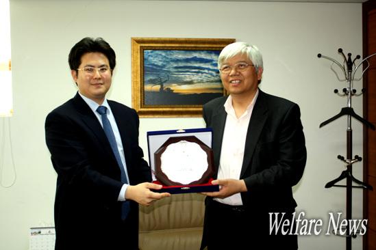 예술마당 안형조 대표(왼쪽)와 장총련 서인환 사무총장이 기념사진을 촬영하고 있다. ⓒ2010 welfarenews