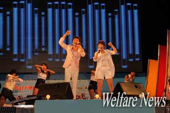 가수 ‘서울패밀리’가 ‘헤이 헤이 헤이’를 부르는 모습. 가사 ‘헤이 헤이 헤이’에 맞춰 한 손을 높이 뻗어 올리는 힘찬 동작을 선보였다. ⓒ2010 welfarenews