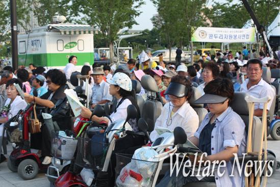 ‘Barrier Free(베리어 프리) 문화관광 Korea 촉구대회 및 기념음악회’에서 휠체어 장애인들의 편안한 관람을 위해 마련된 휠체어석에서 휠체어 장애인들이 즐겁게 공연을 관람하고 있다. ⓒ2010 welfarenews