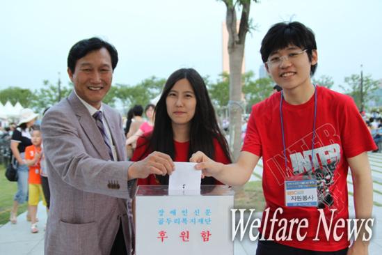 일산동고등학교 최인섭 교장(왼쪽)과 자원봉사에 참여한 일산동고 학생들이 후원함에 후원금을 넣고 있는 모습. ⓒ2010 welfarenews