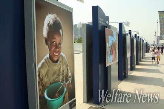 여의도 선착장 앞에서 '해외 빈곤아동 돕기 사진전'이 열리고 있다.  ⓒ2010 welfarenews
