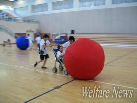 참가자들이 애드벌룬 나르기 게임을 하며 즐거운 시간을 보내고 있다.  ⓒ2010 welfarenews