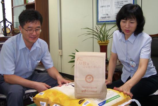 천경례 역장(오른쪽)과 사랑의 쌀독에 대해 의논중인 안치문 주임(왼쪽) ⓒ2010 welfarenews
