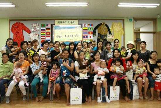 다문화 가정 가족과 함께 단체사진 촬영 ⓒ2010 welfarenews