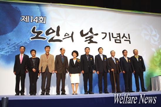 유공자 포상 후, 복지부 진수희 장관과 수상자들이 기념사진을 촬영하고 있다. ⓒ2010 welfarenews
