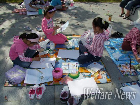 대회 참가 학생들이 스케치북에 그림을 그리고 있다. 
 ⓒ2010 welfarenews