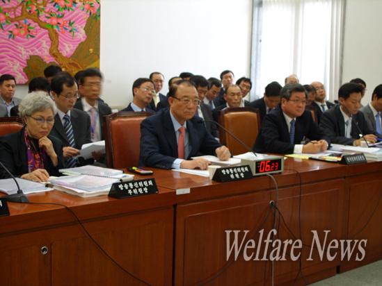방송통신위원회 최시중 위원장(가운데)이 위원들에게 질의를 받고 있다.  ⓒ2010 welfarenews