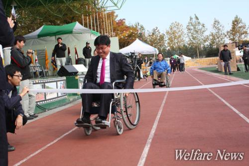 한마음축제를 축하하기 위해 참석한 내외빈들이 휠체어달리기 체험을 하고 있다.  ⓒ2010 welfarenews