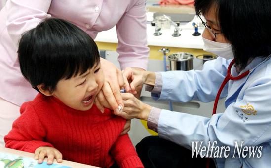 경기도가 다음달부터 도내 만 12세 미만 어린이들의 필수예방접종비용 지원을 대폭 확대 지원하기로 함에 따라 민간의료기관에서도 6,000원으로 예방접종을 받을 수 있게 됐다. ⓒ2010 welfarenews