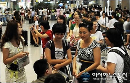  8일 중국인 관광객들이 제주국제공항 터미널을 빠져 나가고 있다 ⓒ2010 welfarenews