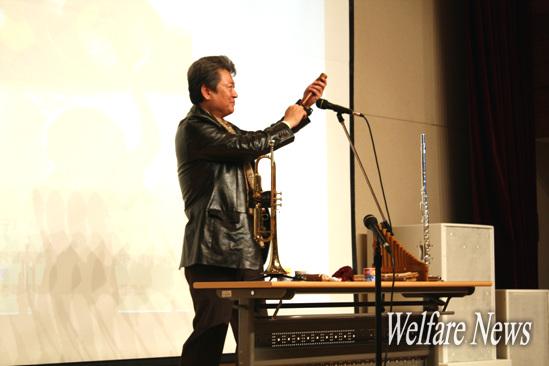 ‘세계 60여개국 100여종의 악기’를 연주할 수 있다는 한국예술종합학교 무용음악과 우광혁 교수가 다양한 악기를 가지고 나와 직접 보여주고, 그 악기의 소리로 이야기를 만들어 소개했다. ⓒ2010 welfarenews