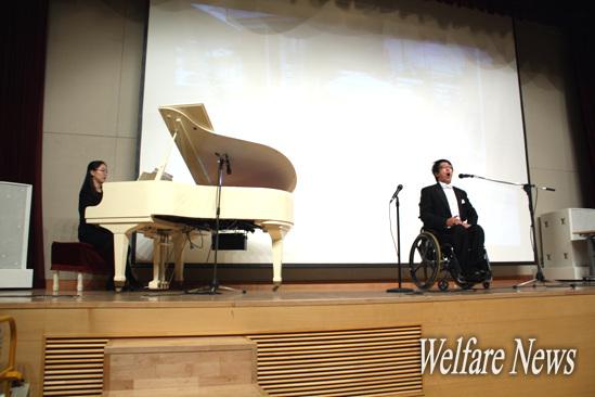 세계 최초로 휠체어를 타고 노래하는 테너 황영택 씨가 ‘오 솔레미오’를 노래하고 있다. ⓒ2010 welfarenews