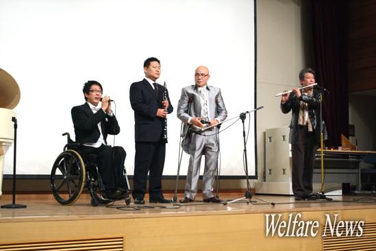 휠체어를 타고 노래하는 테너 황영택, 시각장애인 클라리넷 연주자 이상재, 가수 박마루씨가 ‘희망으로’라는 팀을 구성해 ‘거위의 꿈’을 부르고 있다. ⓒ2010 welfarenews