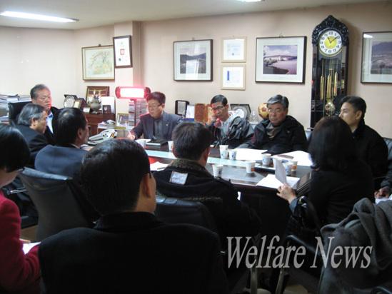 복지TV 최규옥 중앙회장이 지역본부 임원진들과 회의를 진행하고 있다.  ⓒ2010 welfarenews