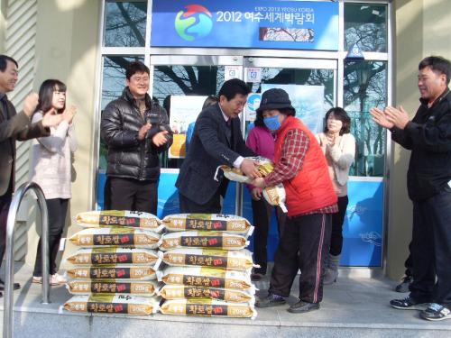 돌산중기향우회는 지역에 거주하는 저소득 주민들을 후원하기 위해 백미 25포(20kg)를 돌산읍에 기탁했다.
 ⓒ2011 welfarenews