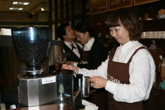 커피 만드는 다문화 여성 ⓒ2011 welfarenews