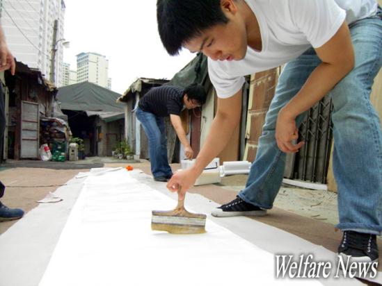 한미파슨스 전 직원들은 매달 기업의 노하우를 활용한 봉사활동을 진행하고 있다. 사진제공/따뜻한 동행 ⓒ2011 welfarenews