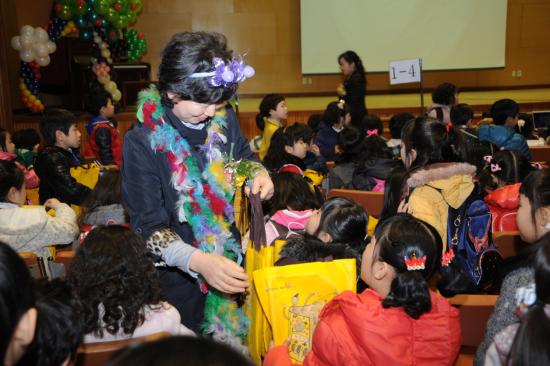순천시는 율산초등학교에서 신입생들에게 '책날개 꾸러미'를 선물했다.  ⓒ2011 welfarenews