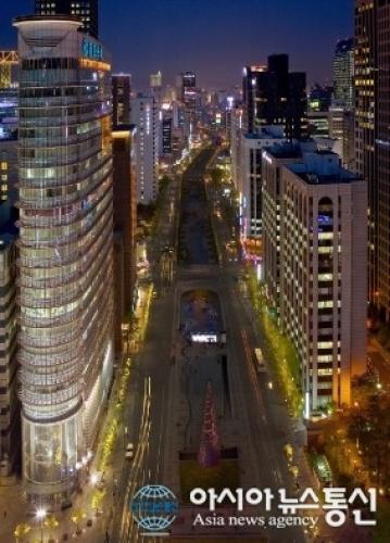 에너지 절감차원에서 밤 12시까지만 조명하는 서울시 청계천의 야경 ⓒ2011 welfarenews