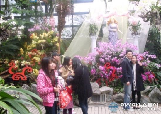 서울대공원이 마련한 '봄 향기 꽃 페스티벌' 테마공원을 찾은 관람객들이 연인 등과 함께 다정한 시간을 보내고 있다 ⓒ2011 welfarenews