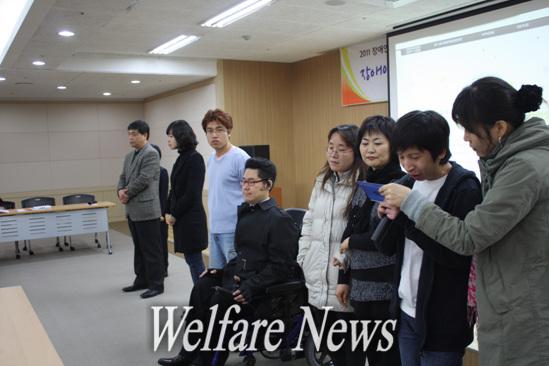 다음 달 4일부터 진행될 서울지역 학교의 장애인 편의제공 모니터링을 앞두고, ‘장애인 권리보장을 향한 선언문’을 낭독하고 있다. ⓒ2011 welfarenews