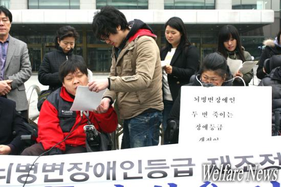 한국뇌병변장애인인권협회 신영노 인천지부장이 성명서를 낭독하고 있다. ⓒ2011 welfarenews