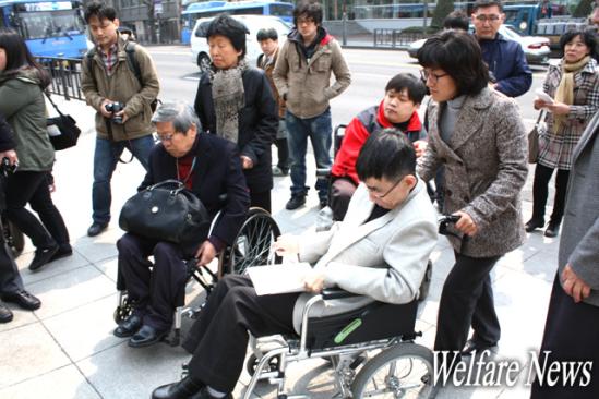 한국뇌병변장애인인권협회 관계자 5명은 보건복지부 담당자에게 읜견을 전달하기 위해 복지부로 들어가고 있다. ⓒ2011 welfarenews