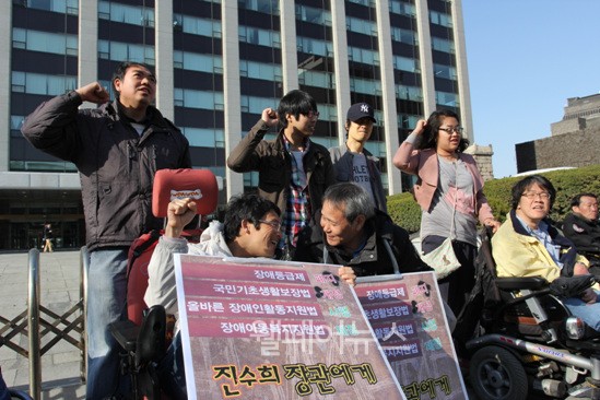 ▲ 1박 2일 1인 시위 첫 주자인 황인현(맨 앞 왼쪽) 씨와 김진수 씨가 1인 시위 시작을 알리며 미소 짓고 있다.