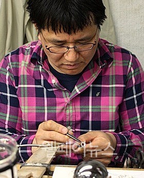 ▲ 국제장애인기능올림픽대회 귀금속공예 직종 이영민 한국대표선수