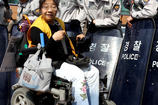 ▲ 경찰에 의해 전동휠체어가 파손되자 항의하고 있는 참가자 ⓒ정두리 기자