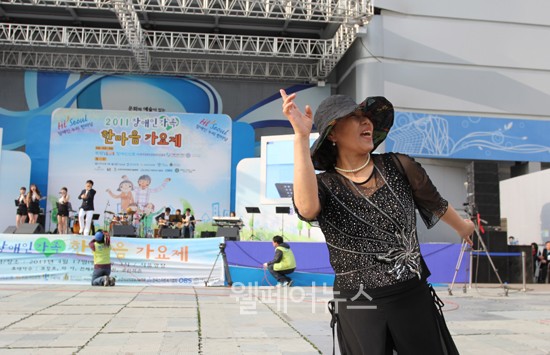 ▲ 초대가수 조항주의 노래에 맞춰 춤을 추고 있는 참가자  ⓒ전진호 기자