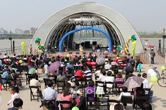 ▲ 서울시 희망의 자전거 나눔행사 '행복 한바퀴, 희망 두바퀴'가 한강 플로팅 스테이지에서 개최했다.