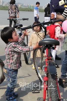 ▲ 이날 행사에 참석한 한 어린이가 자전거를 보고 있다.