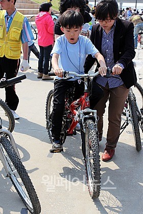 ▲ 이날 행사에 참석한 한 어린이가 자전거를 타고 있다.