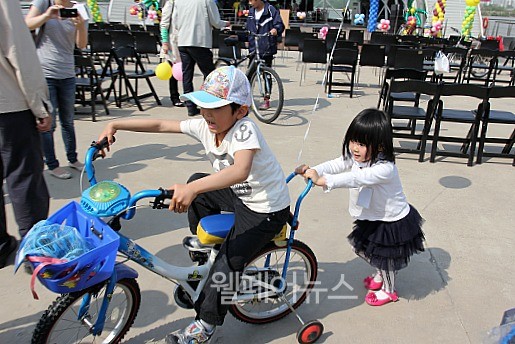 ▲ 이날 행사에 참석한 한 어린이가 자전거를 타고 있다.