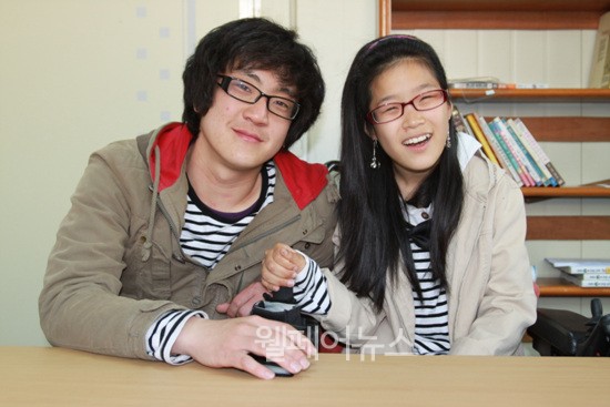 ▲ 장애인생활시설에서 나와 자립생활을 시작한 윤수미(오른쪽) 씨와 그의 남자친구 권순욱 씨.
