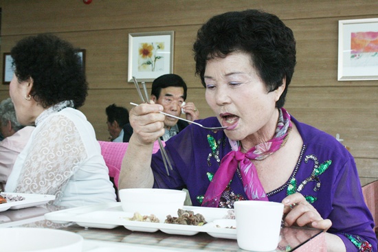 ▲ 불고기로 식사를 하고 있는 어르신(출처:진도노인복지관)