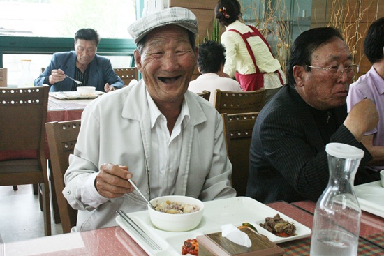 ▲ 불고기로 식사를 하고 있는 어르신(출처:진도노인복지관)